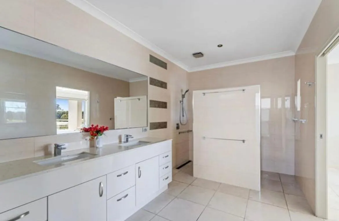 Lakefront Luxury Golf & Beach Pelican Waters Australia