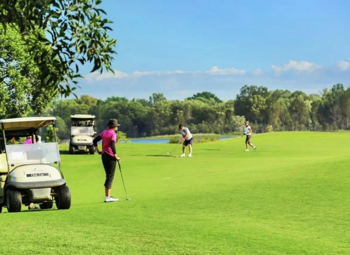 Lakefront Luxury Golf & Beach Pelican Waters Holiday home