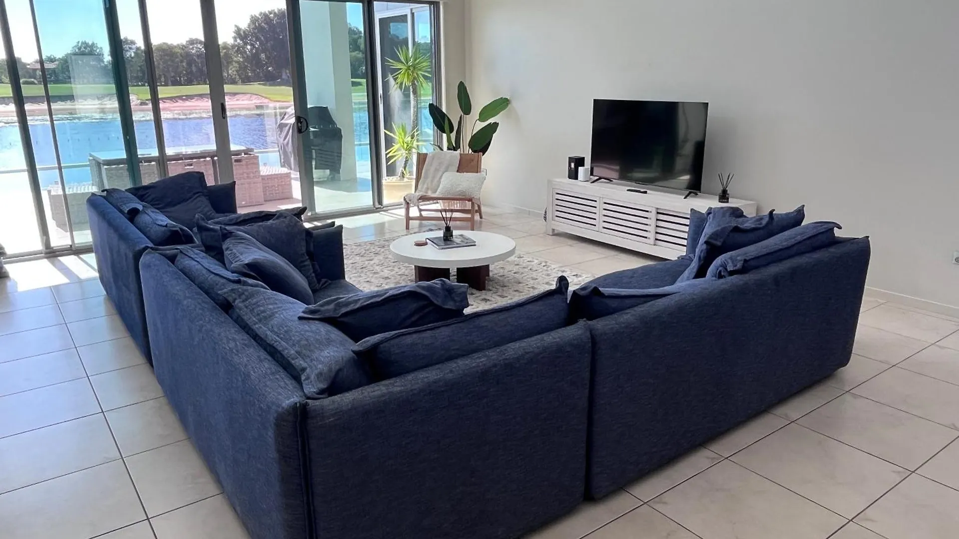 Lakefront Luxury Golf & Beach Pelican Waters Australia