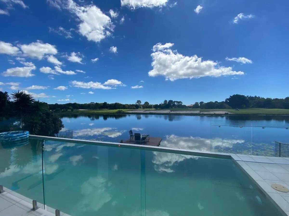 Lakefront Luxury Golf & Beach Pelican Waters 0*,