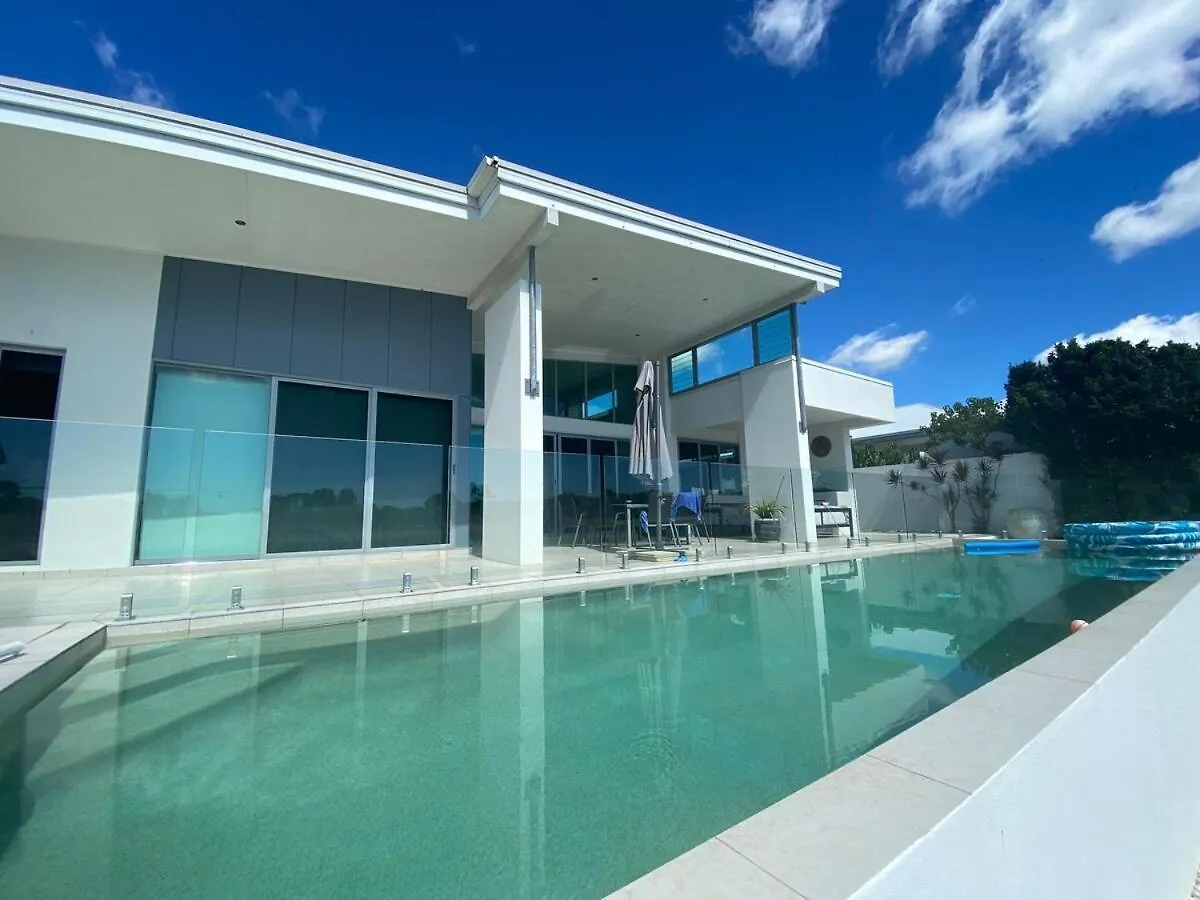 Holiday home Lakefront Luxury Golf & Beach Pelican Waters