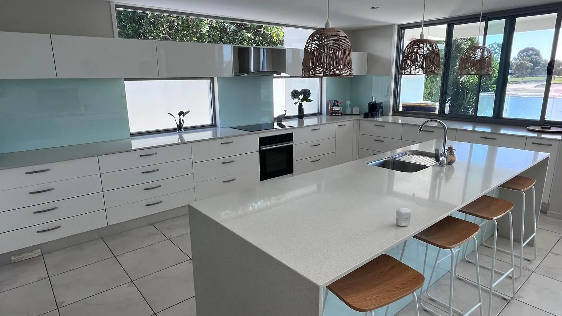 Lakefront Luxury Golf & Beach Pelican Waters Holiday home